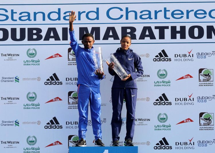 ¡Impresionante! Siete atletas bajaron de 2 horas 5 minutos en Maratón de Dubai