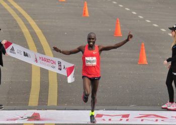 Keniata Saina Emmanuel Kipkemboi ganó el maratón de Buenos Aires con un impresionante récord: 2h05.21. Clarín/Maxi Failla