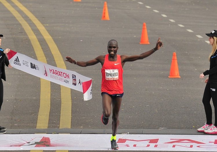 Keniata Saina Emmanuel Kipkemboi ganó el maratón de Buenos Aires con un impresionante récord: 2h05.21. Clarín/Maxi Failla