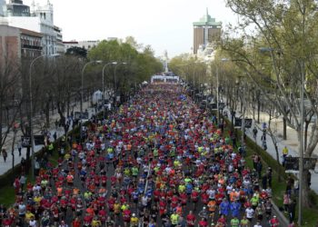 Miles de corredores tras la salida del EDP Rock n'roll Maratón de Madrid en la que se han dado cita más de 35.500 atletas de 124 países. Se trata del 41 cumpleaños del maratón madrileño, que posee el Gold Label de la IAAF, lo que le coloca a la altura de las prestigiosas pruebas de Nueva York, Londres y Berlín. EFE/Víctor Lerena