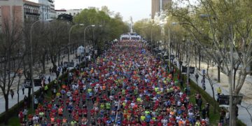 Miles de corredores tras la salida del EDP Rock n'roll Maratón de Madrid en la que se han dado cita más de 35.500 atletas de 124 países. Se trata del 41 cumpleaños del maratón madrileño, que posee el Gold Label de la IAAF, lo que le coloca a la altura de las prestigiosas pruebas de Nueva York, Londres y Berlín. EFE/Víctor Lerena