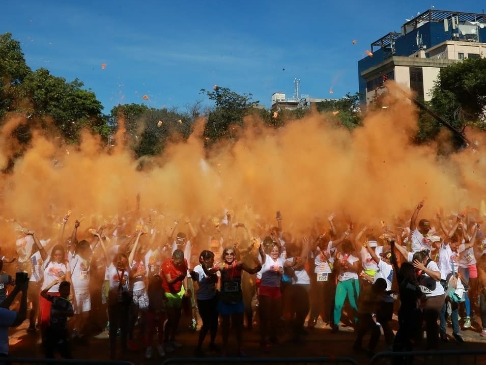 La explosión de color naranja al final del evento sirvió como mensaje unísono para decir “Basta Ya” a la violencia contra las mujeres/Cortesía