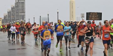 20 mil participantes estuvieron en la salida del maratón de Miami 2019/Archivo