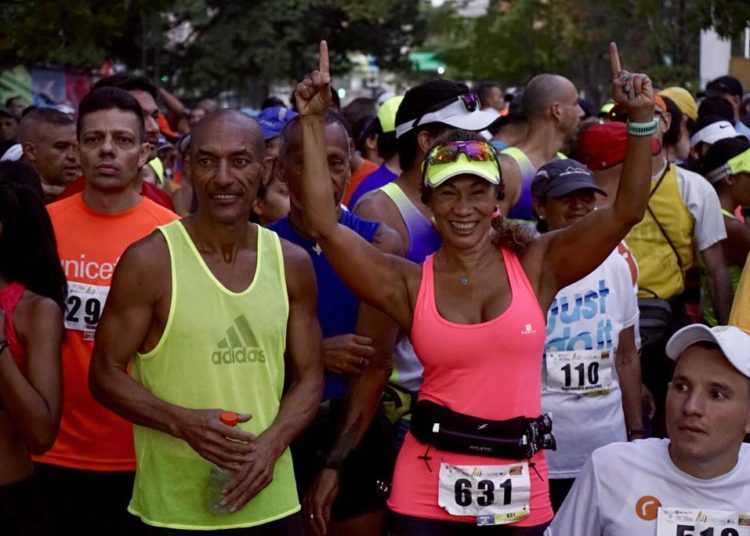 Algunos de los participantes, emocionados, esperando la salida de la media maratón/Cortesía