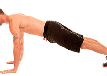 Haz flexiones para entrenar tus brazos
