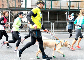 Corredor ciego hace historia al finalizar media de NY sin ayuda humana