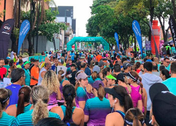 Los corredores antes de la salida en la avenida Río de Janeiro/Cortesía