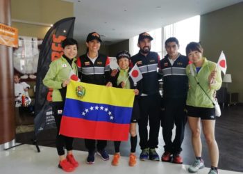 Tres de los venezolanos acompañados de los representantes de Japón/Cortesía