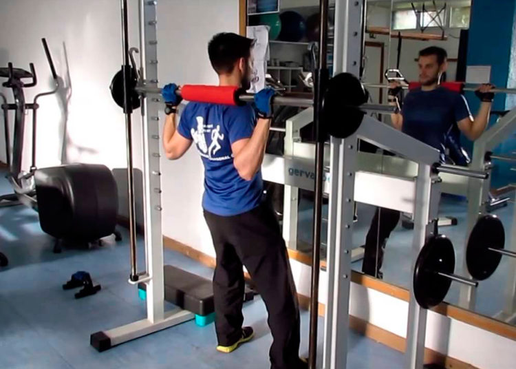 Sentadillas con barra fija mejoran tu potencia y fuerza