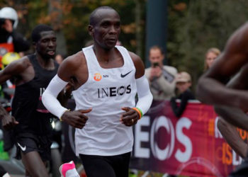 Kipchoge dejó en el último kilómetro a las liebres y se fue solo, sonriendo y levantando su brazo en señal de que lo iba a conseguir/Twitter @Ineos159
