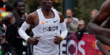 Kipchoge dejó en el último kilómetro a las liebres y se fue solo, sonriendo y levantando su brazo en señal de que lo iba a conseguir/Twitter @Ineos159