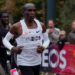 Kipchoge dejó en el último kilómetro a las liebres y se fue solo, sonriendo y levantando su brazo en señal de que lo iba a conseguir/Twitter @Ineos159