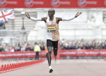 Eliud Kipchoge al ganar el maratón de Londres