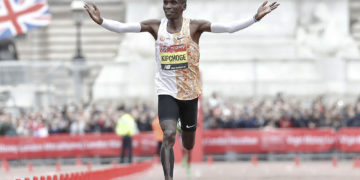 Eliud Kipchoge al ganar el maratón de Londres