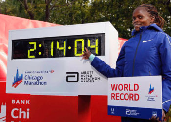 Brigid Kosgei: la gente estaba animándome y me gritaba que estaba corriendo por el récord del mundo/TW @Chimarathon