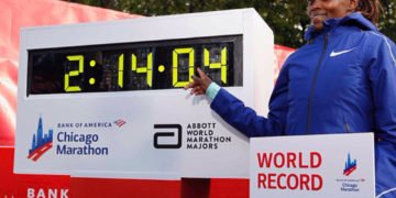 Brigid Kosgei: la gente estaba animándome y me gritaba que estaba corriendo por el récord del mundo/TW @Chimarathon
