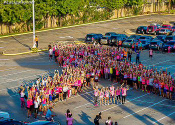 Los presentes en el estacionamiento del Orinokia Mall formaron un gigante lazo rosa previo al inicio de trote colectivo temático