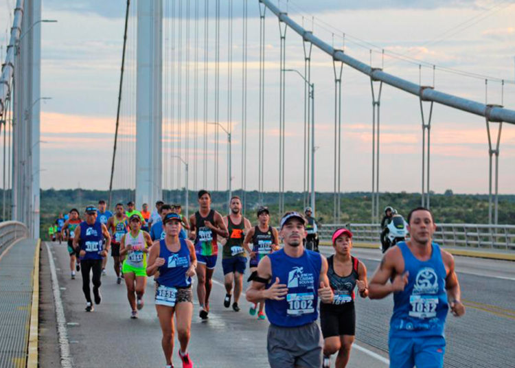 Participantes de Ciudad Bolívar 21K en el Puente Angostura