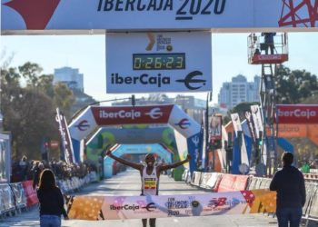 El medallista de bronce en 10.000 metros en el reciente mundial de Dohamsuperó por 14 segundos la marca que hace seis semanas implantó también en Valencia Joshua Cheptegei (26:38)