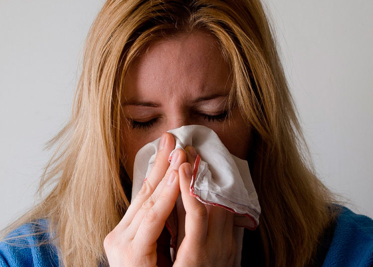 Un resfriado común tiene una duración entre tres a cinco días, si pasa este lapso amerita la revisión de un especialista para prevenir complicaciones/Pixabay
