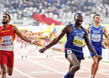 Grant Holloway ganando el campeonato mundial en Doha, 2019