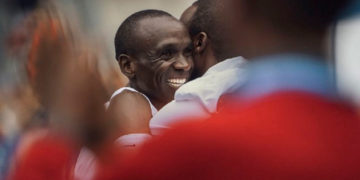 El campeón Eliud Kipchoge al finalizar el reto INEOS y bajar de las 2h (tiempo no homologado) en Viena 2019. Foto: NN Running Team