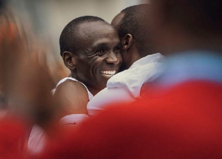 El campeón Eliud Kipchoge al finalizar el reto INEOS y bajar de las 2h (tiempo no homologado) en Viena 2019. Foto: NN Running Team