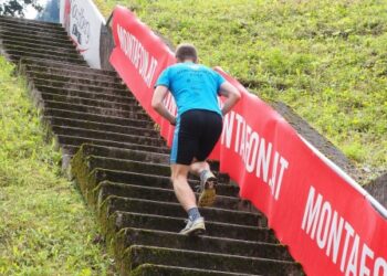 Subir escaleras es un ejercicio que ayuda a elevar el VO2 Max / Hans Braxmeier / Pixabay