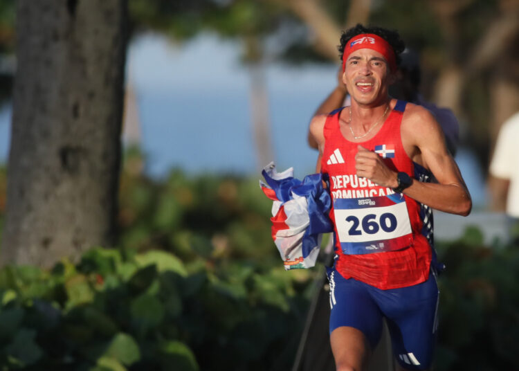 Álvaro Abreu gana oro en media maratón